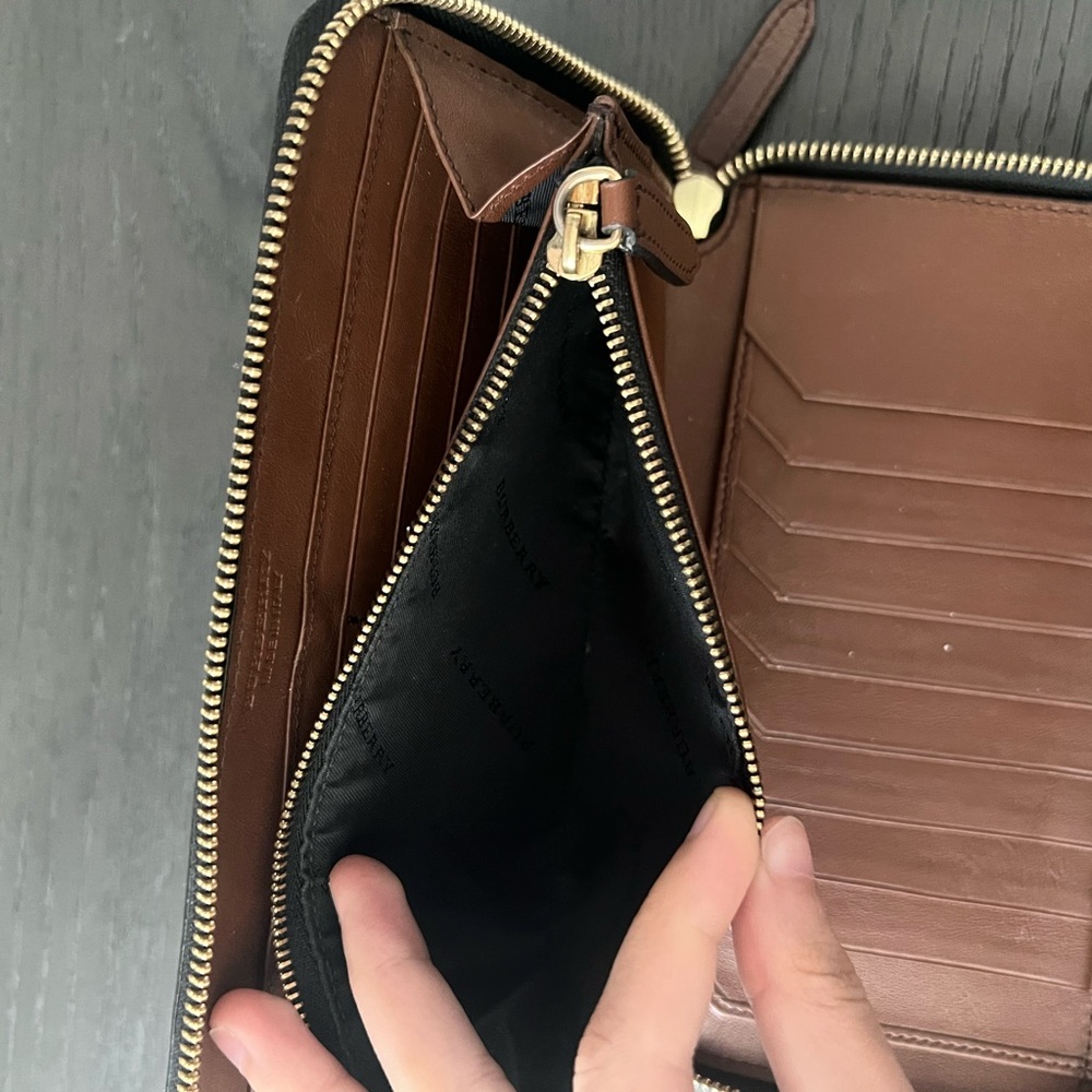 burberry brown leather zippered wallet - Picture 4 of 9